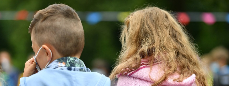 Junges Schulmädchen Spielt Bei Den Hausaufgaben An Ihrem Fötzchen Junges Schulmädchen Spielt Bei Den Hausaufgaben An Ihrem Fötzchen